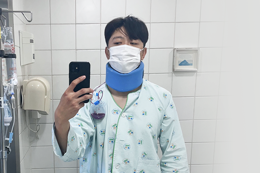 목 보호대를 착용하고 입원 치료 중이던 원장의 실제 모습